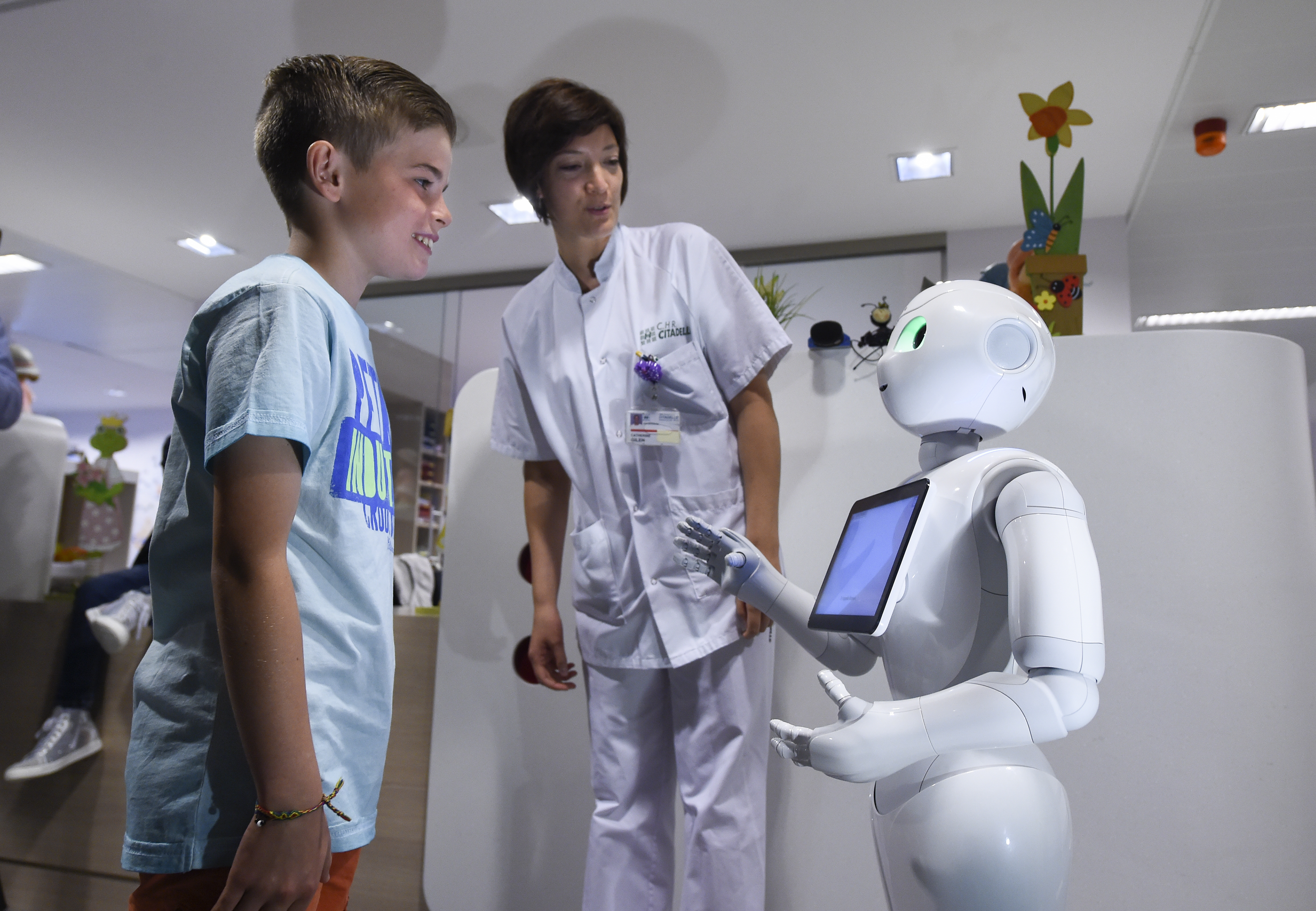  (Video) Emplean a robot como recepcionista en Bélgica