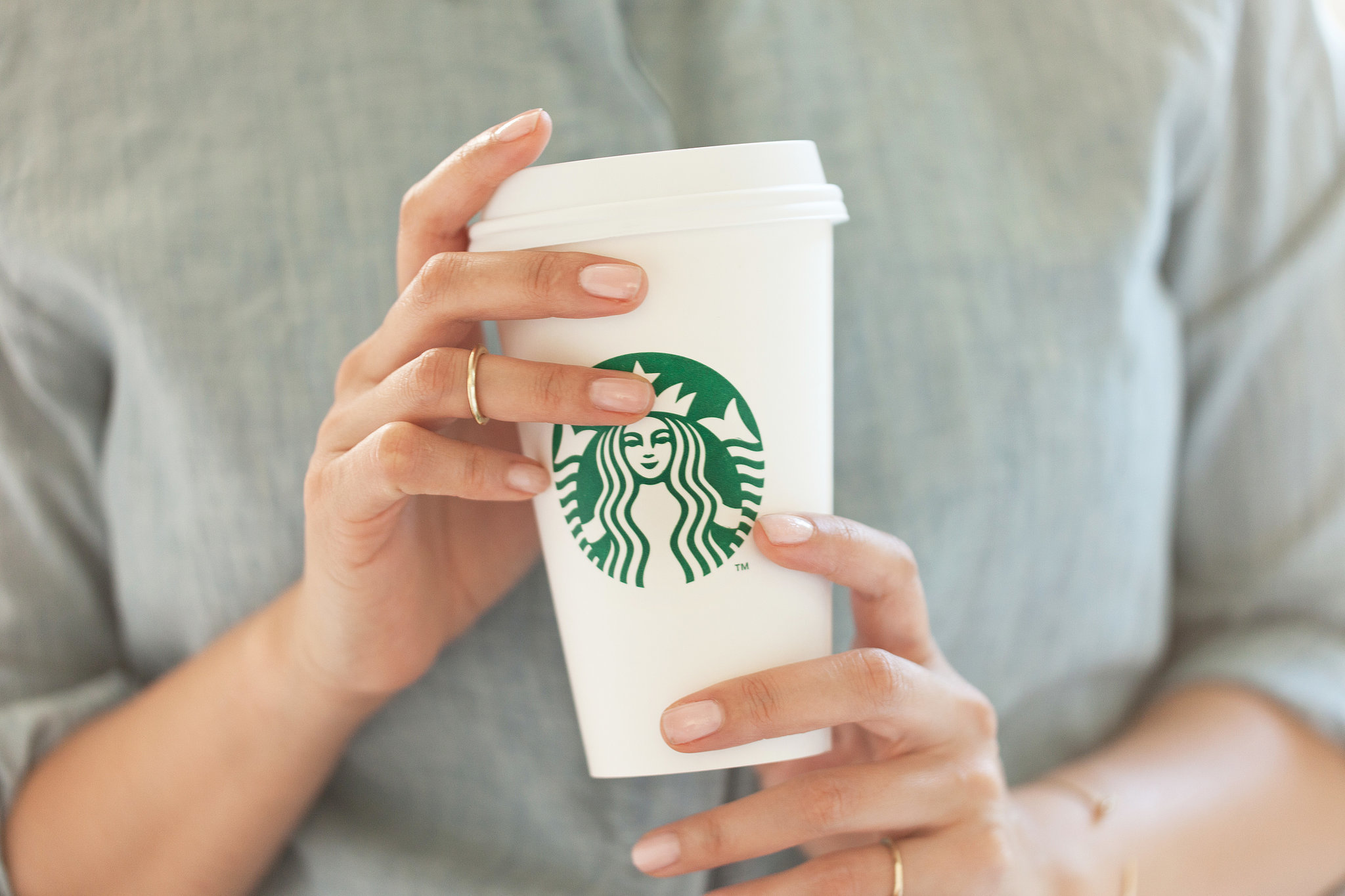  Demandan a Starbucks por ‘llenar a medias’ los cafés