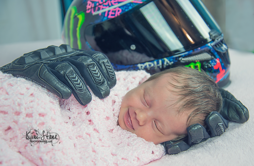  Conmueve foto de bebé sonriendo entre guantes y cascos de su padre fallecido