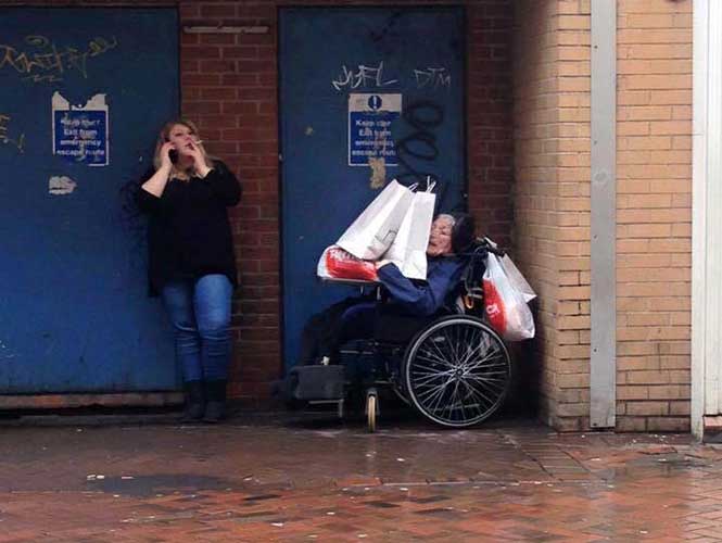  La indignante foto de una trabajadora social que le costó el empleo