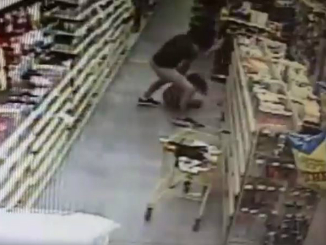  (Video) Mujer lucha contra hombre que intenta robarse a su hija