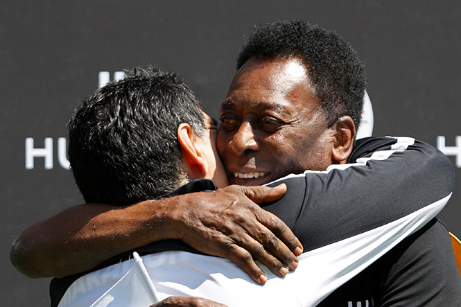  (Video) El abrazo de dos leyendas: Maradona y Pelé