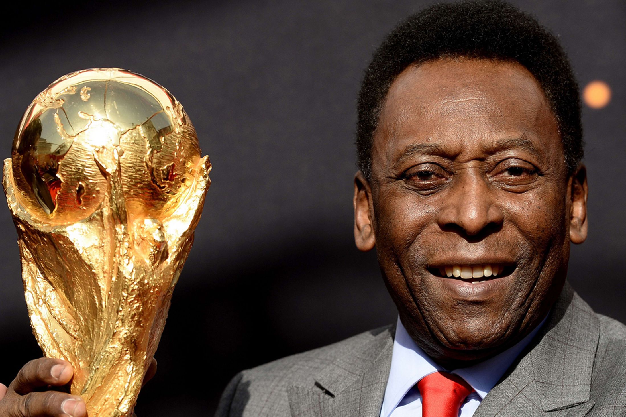  Subastará Pelé medallas y trofeos porque ‘todos necesitan dinero’
