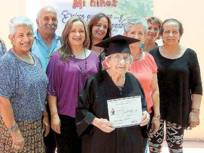  Obtiene certificado de primaria a los 92 años