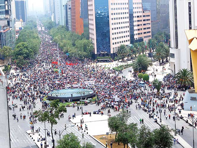  Ni con acarreados, ganó marcha de AMLO a la de gays el fin de semana