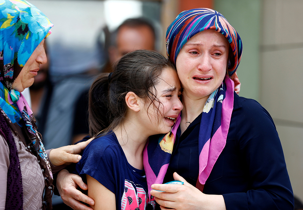  Suman 41 muertos por atentado en Estambul; reabren aeropuerto