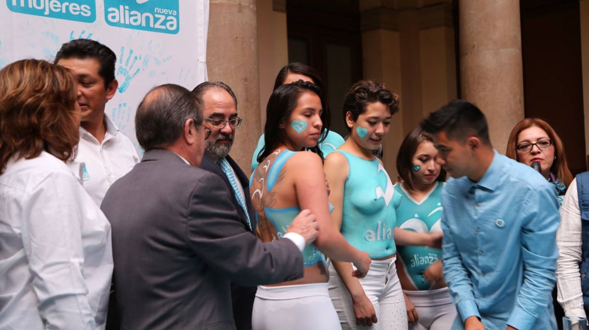  Mujeres con ‘body paint’ cierran campaña de NA; acusan sexismo en redes