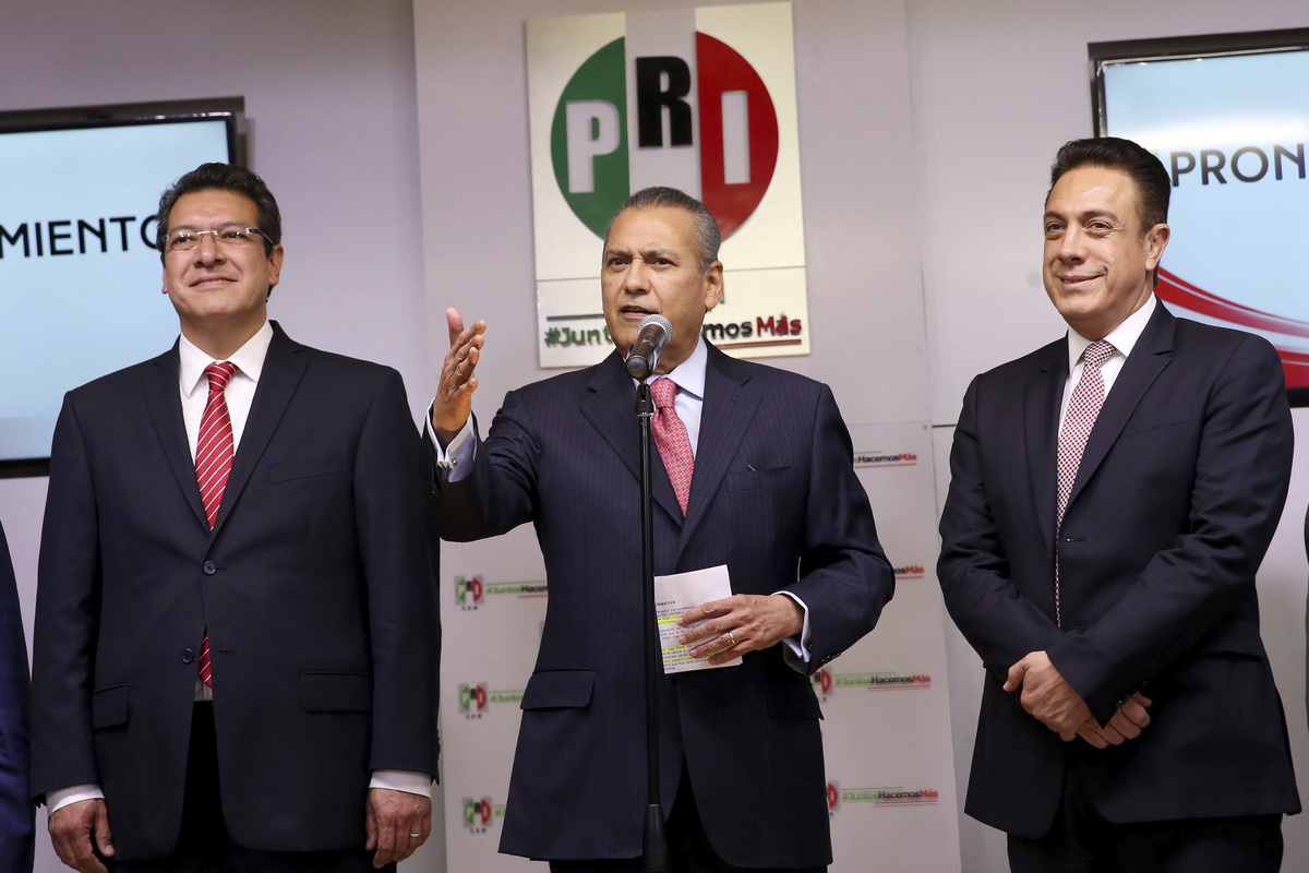  Beltrones renuncia a la dirigencia del PRI