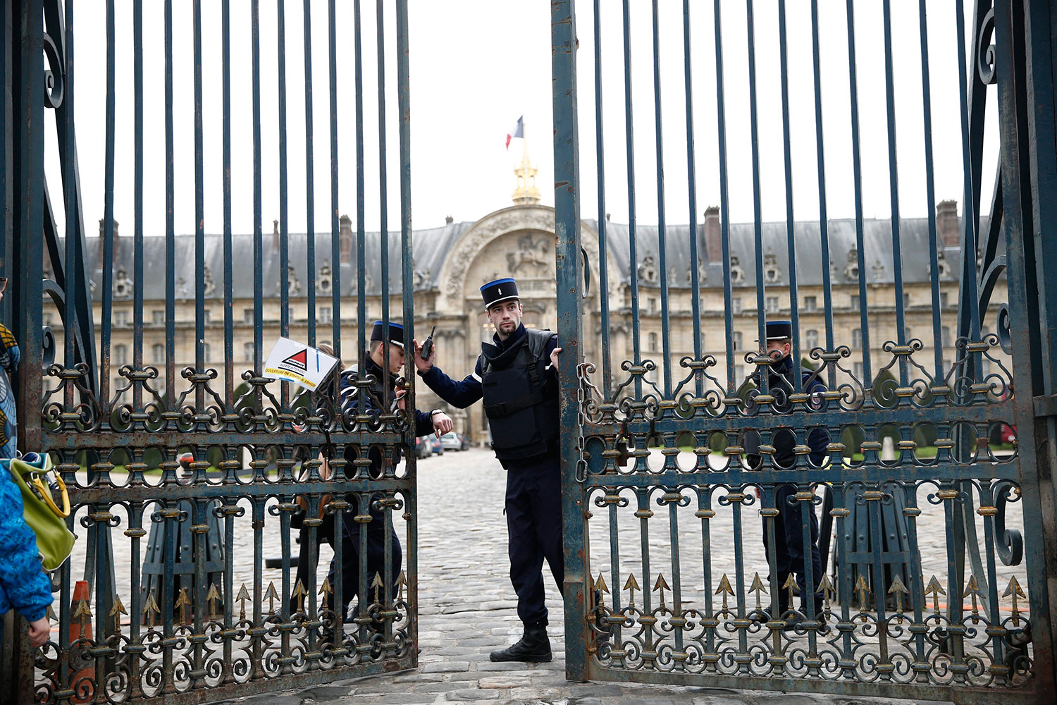  Con misil falso, hombre causa pánico en París