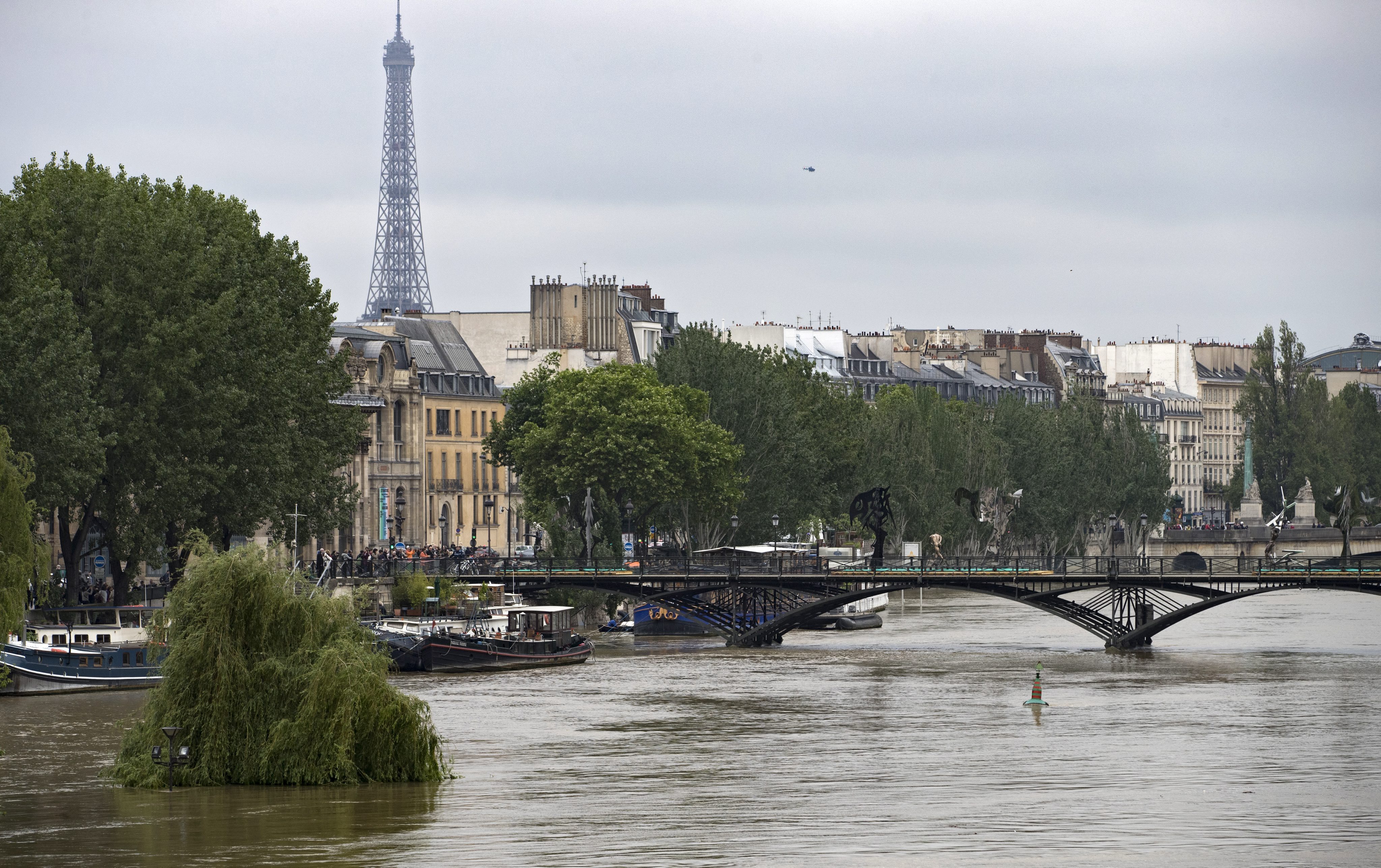  Inundación por desbordamiento del río Sena obliga a evacuar museos en París