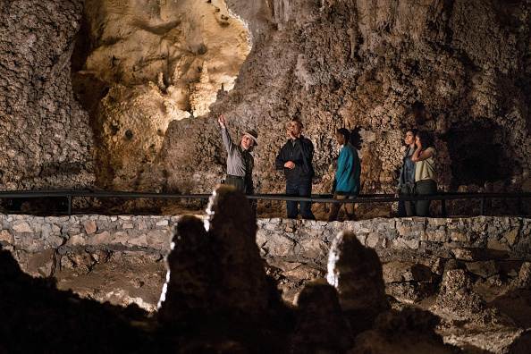  Obama y su familia visitan cavernas en Nuevo México