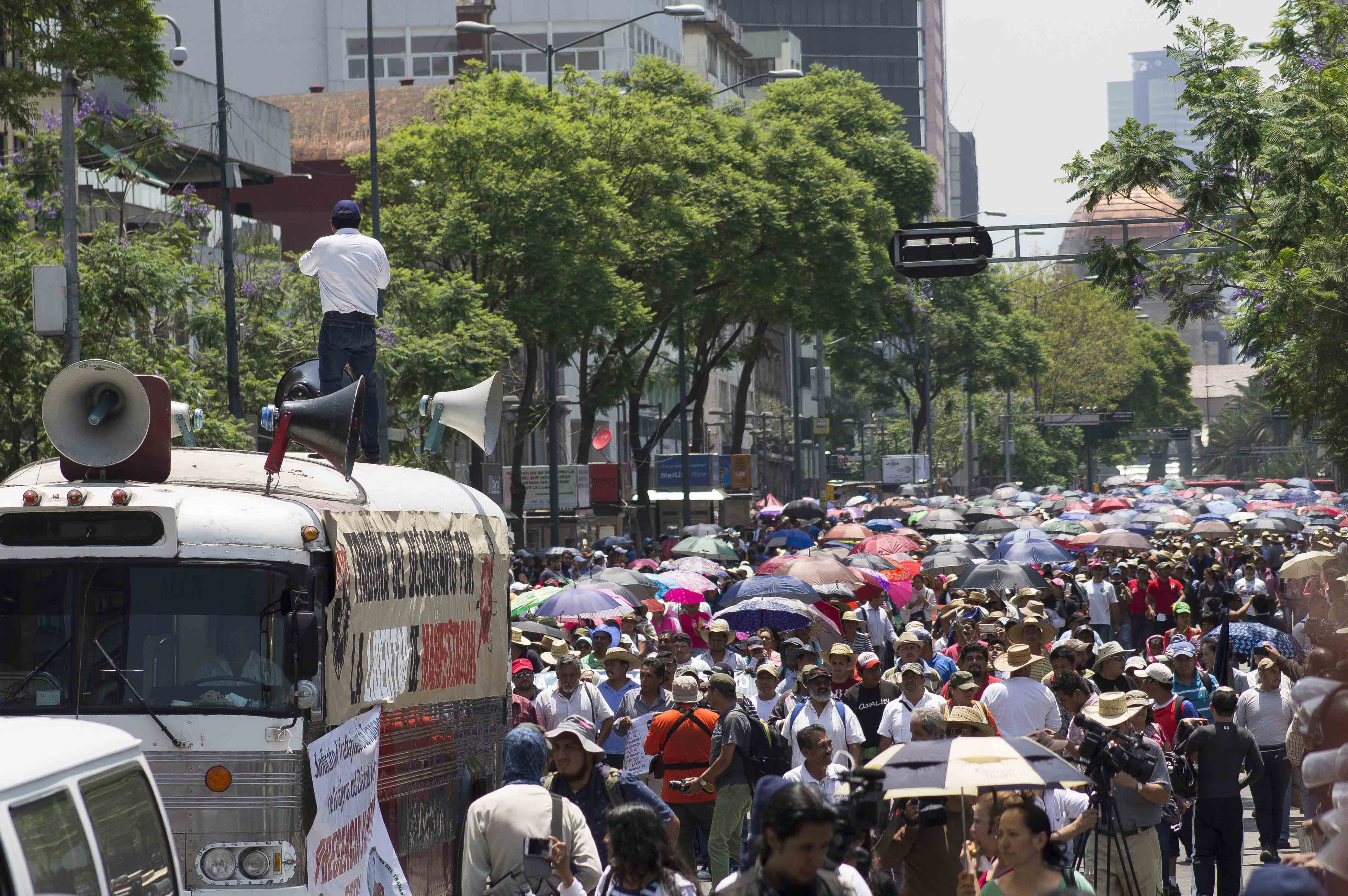  Un mes de bloqueos y violencia de CNTE; mil escuelas, sin clases