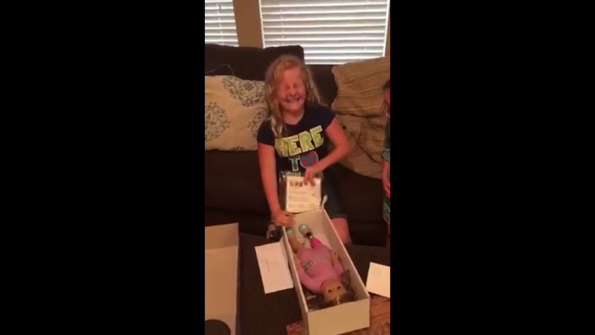  (Video) Niña con discapacidad recibe muñeca con prótesis; conmueve en redes