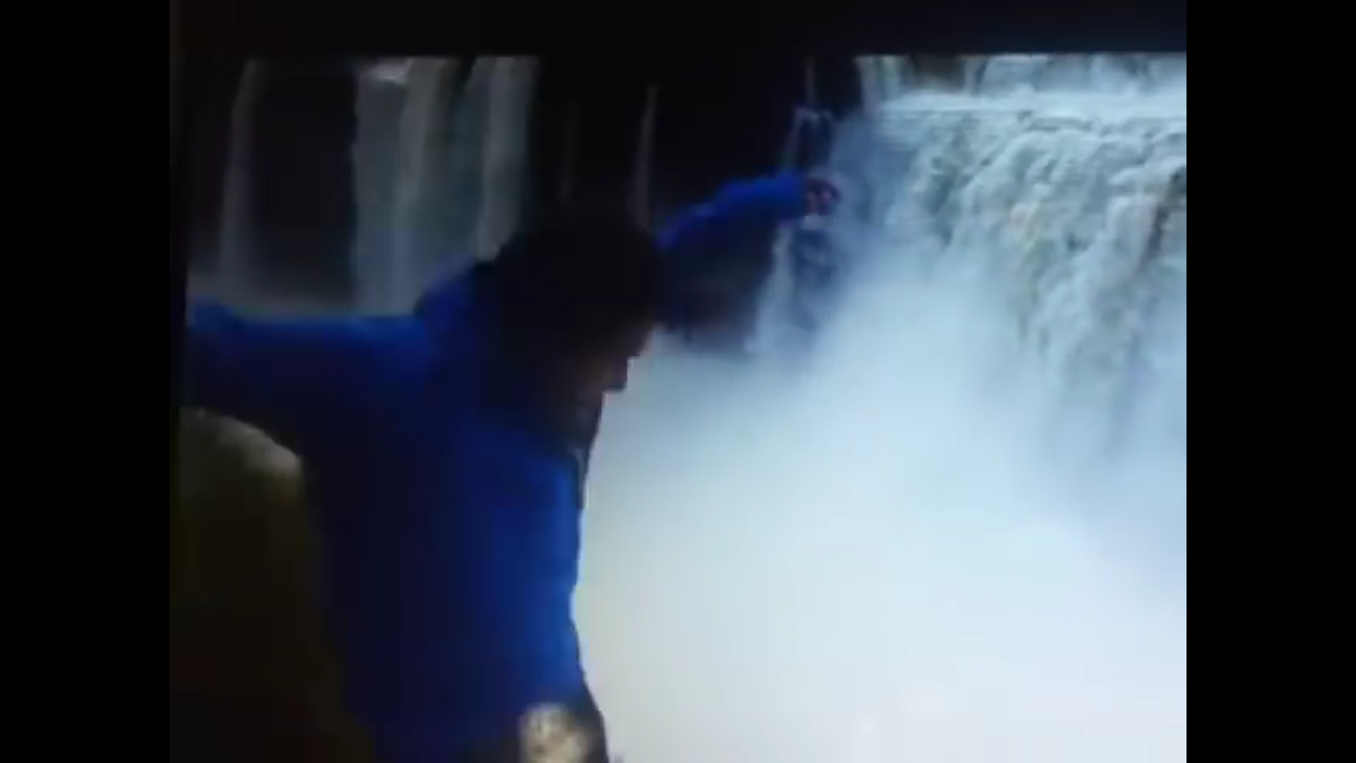  (Video) Grababa las cataratas del Iguazú y captó el suicidio de un joven