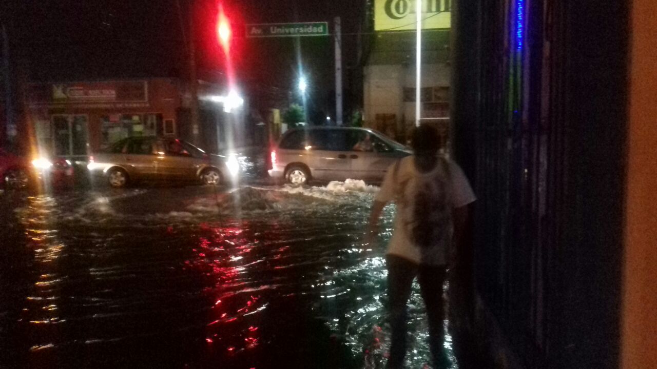  Lluvia “bota” tapas de drenaje en Avenida Universidad