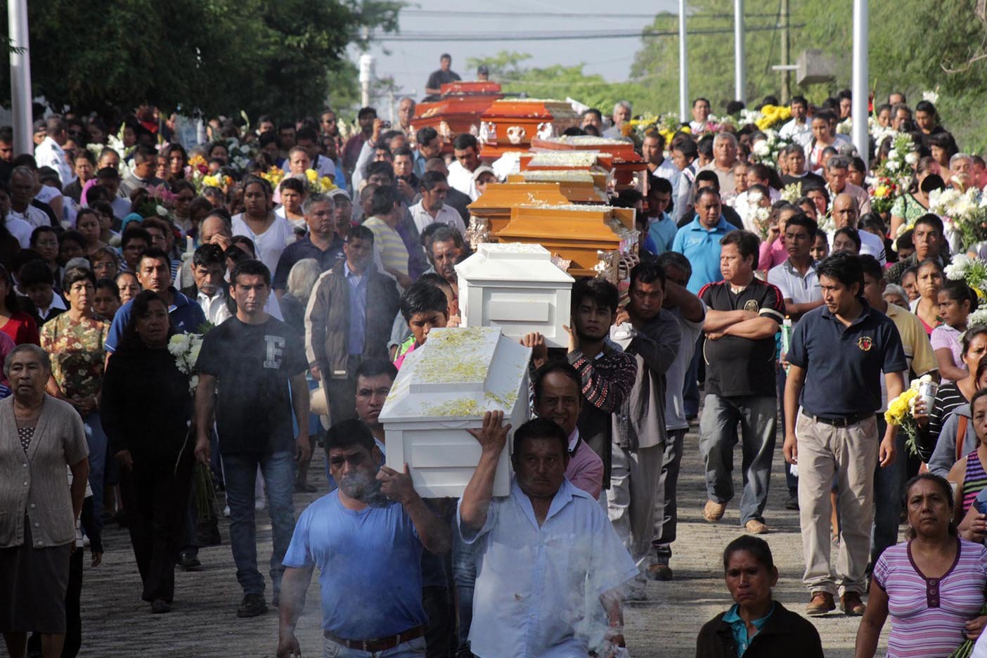  Sepultan a familia asesinada en Coxcatlán, Puebla