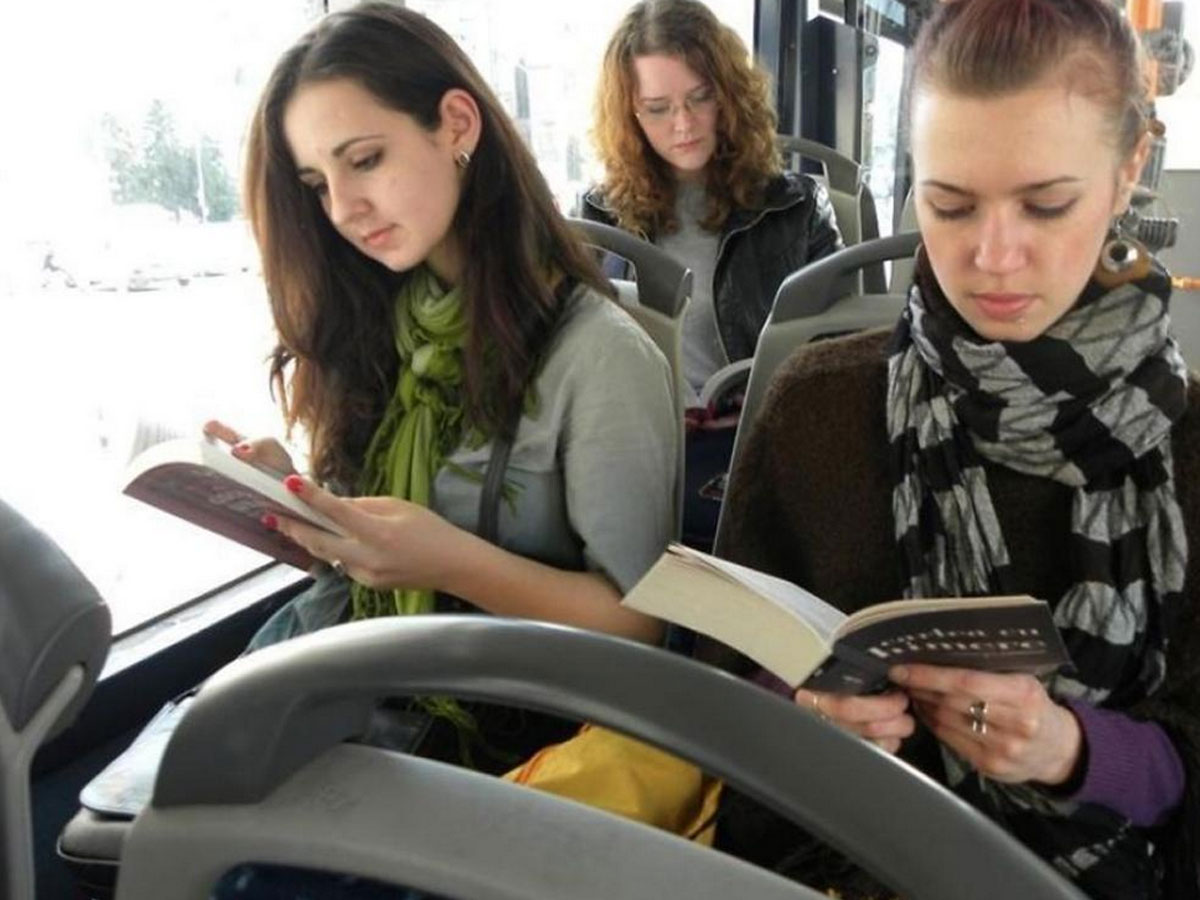  En Rumania viajas gratis si vas leyendo