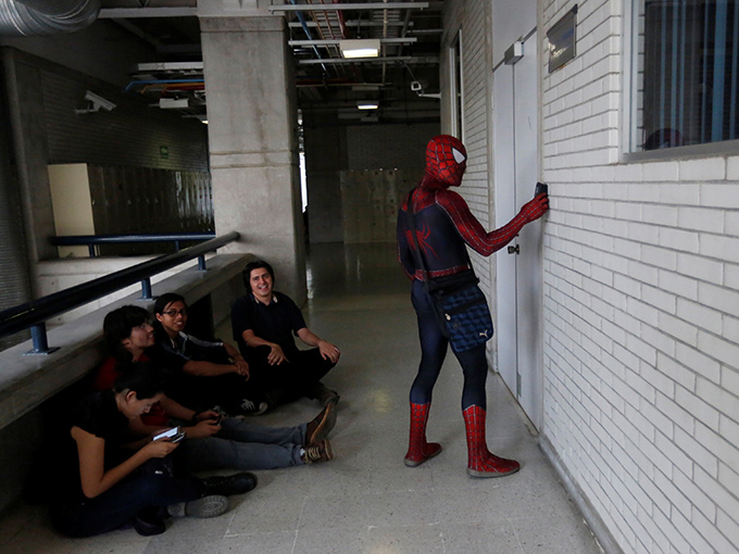  Alumnos de la UNAM tienen al “Hombre Araña” como profesor