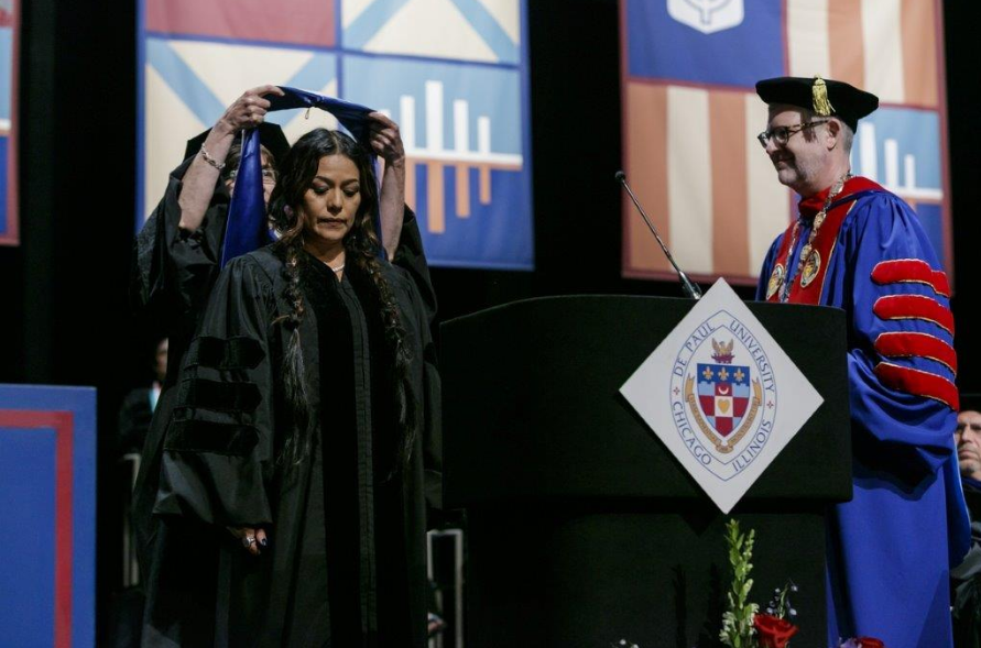  Lila Downs recibe título honorífico en la Universidad DePaul