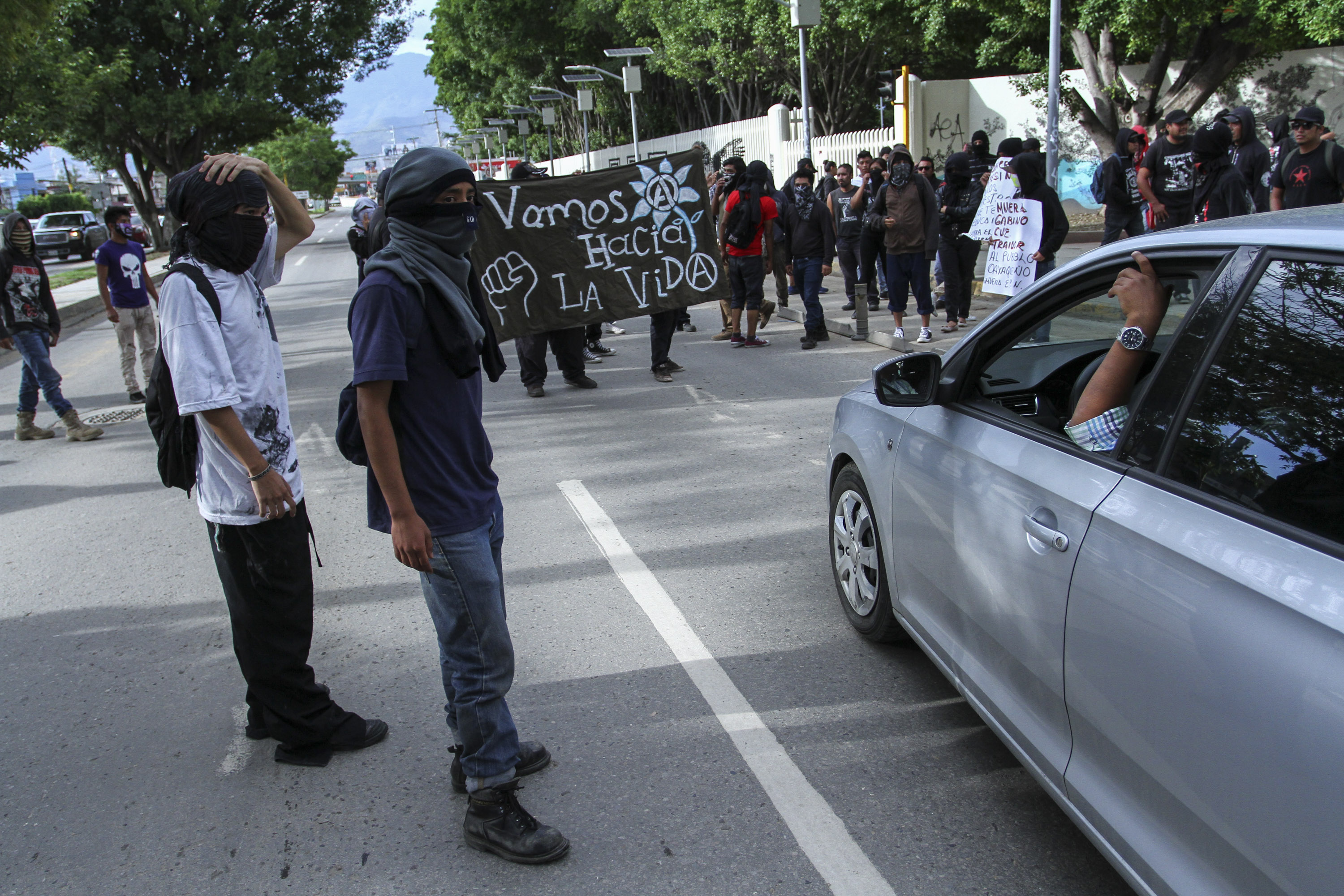  Anuncian puente aéreo para surtir tiendas Diconsa en Oaxaca ante bloqueos de CNTE