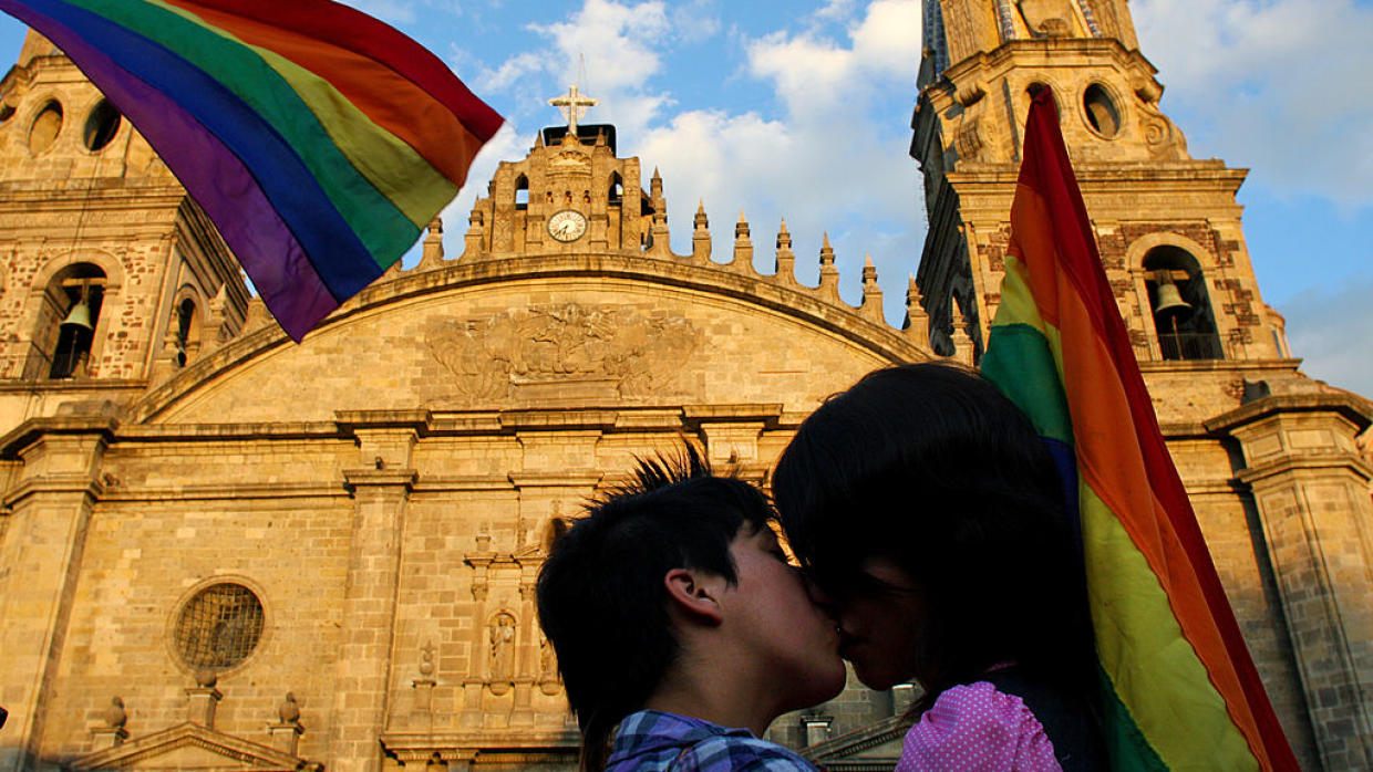  Activistas y la Iglesia polarizan debate sobre homosexuales