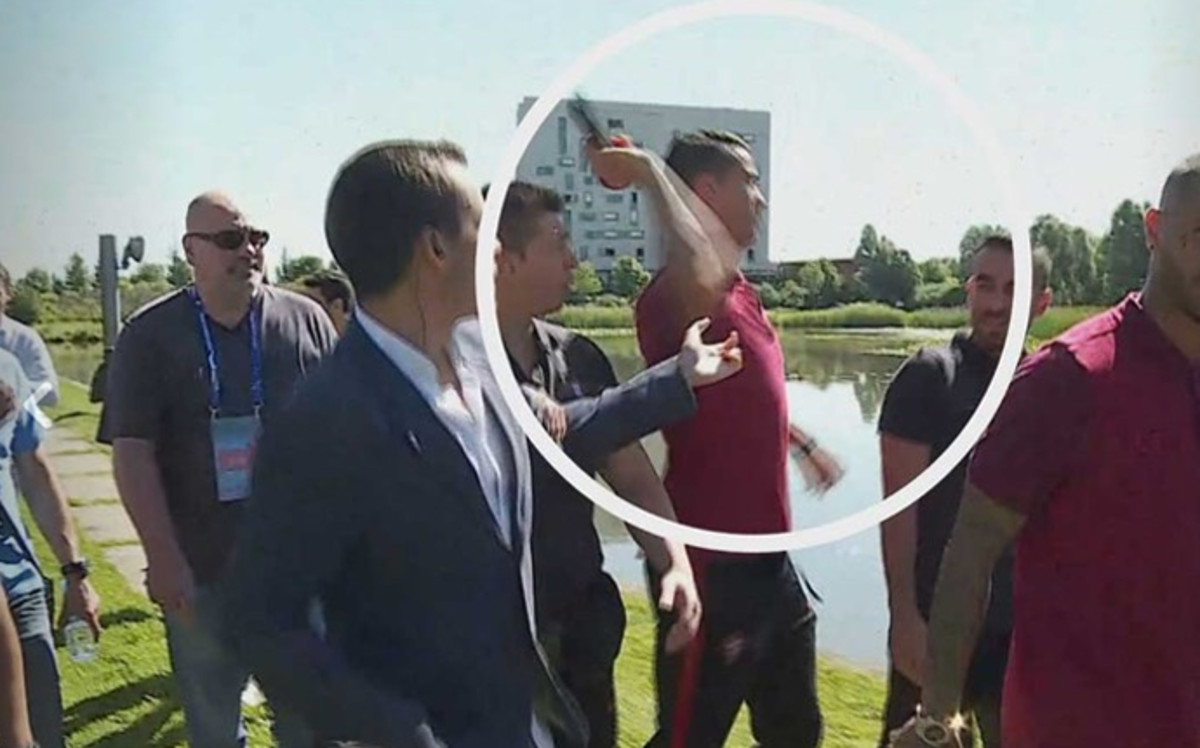  (Video) Un enfurecido Cristiano Ronaldo lanza micrófono de reportero a lago