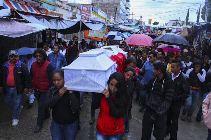  Pobladores entierran a víctimas de enfrentamientos en Oaxaca
