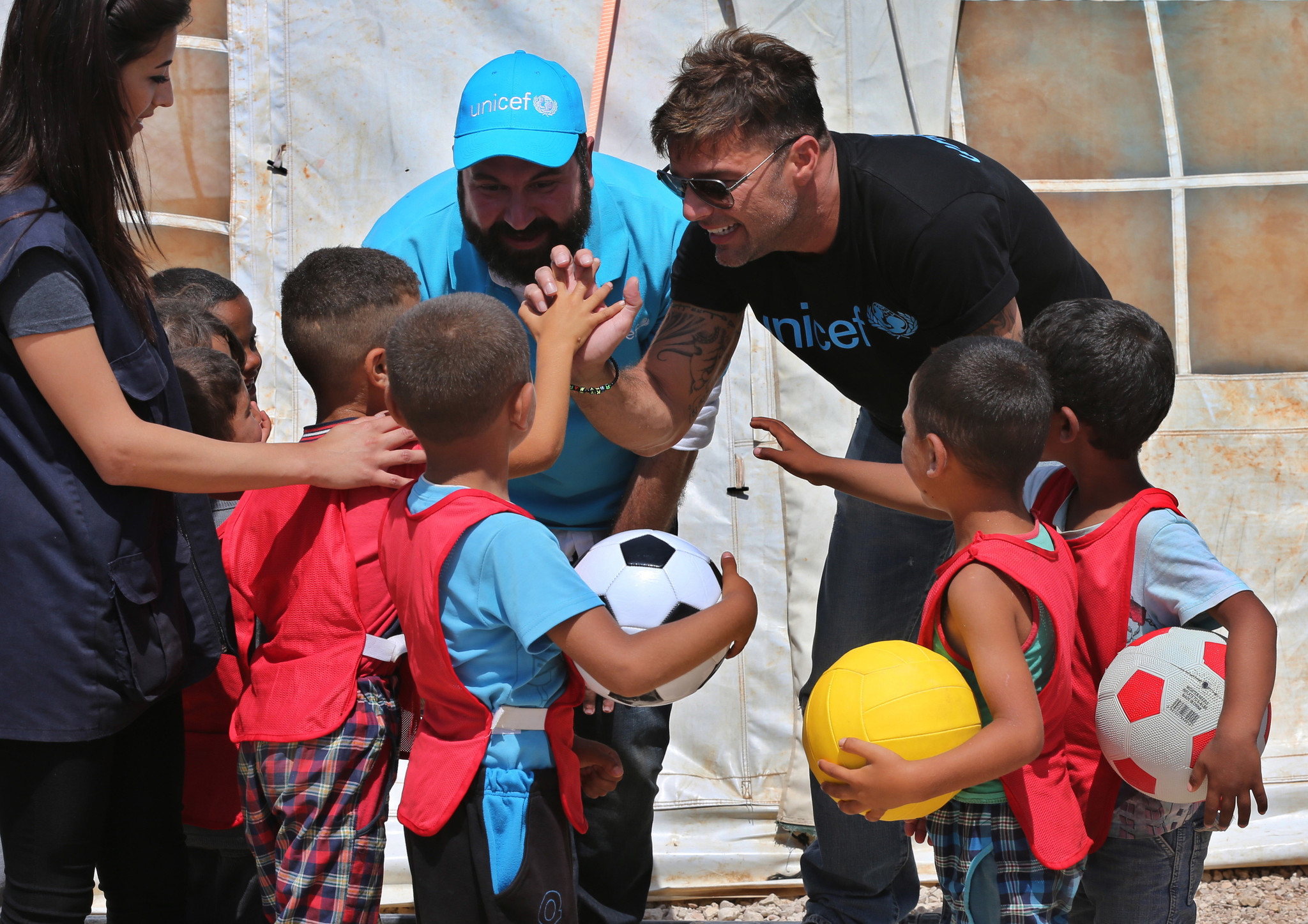  (Video) Ricky Martin visita a niños refugiados sirios en Líbano