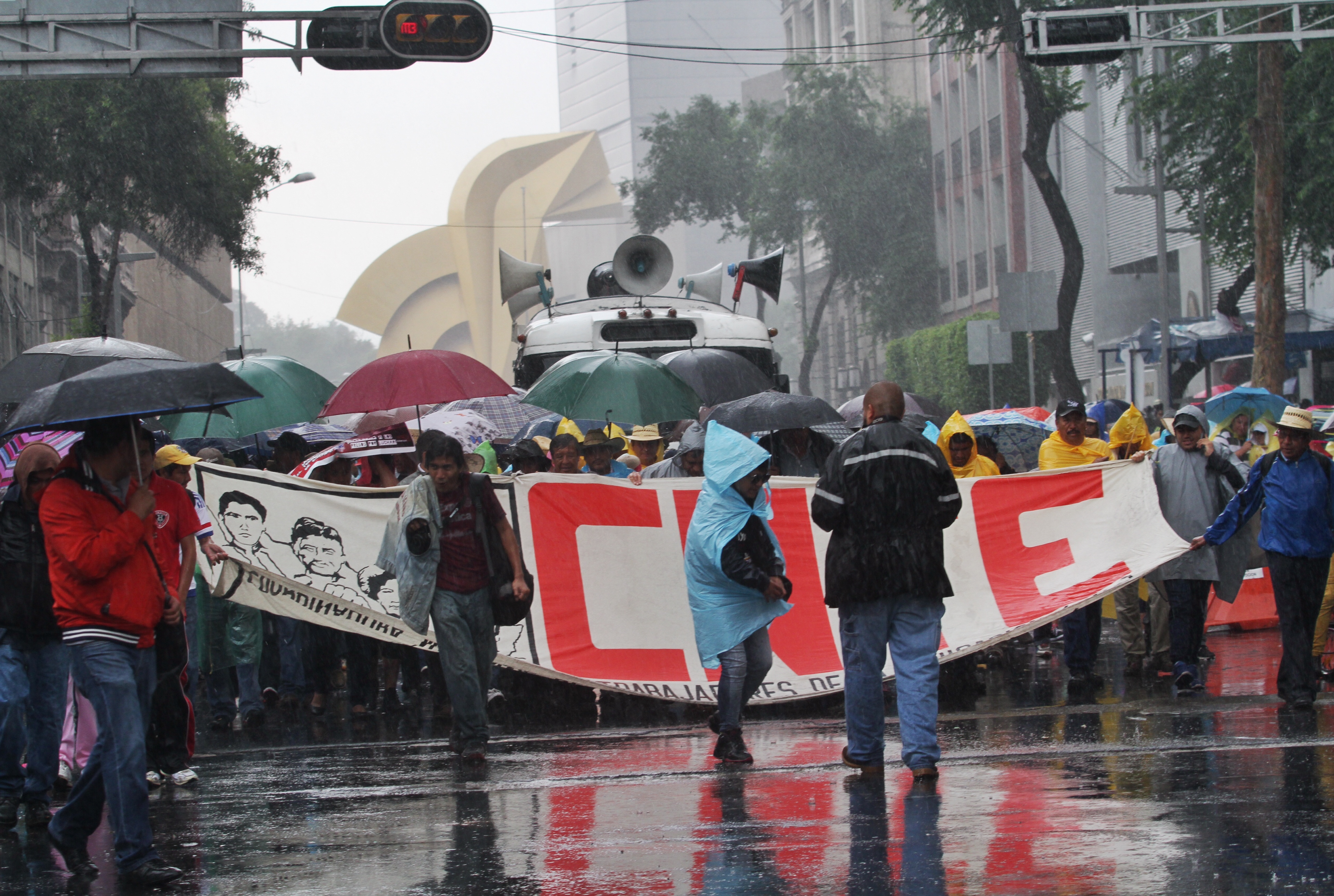  Llegaron a la CDMX más de 3 mil docentes para reforzar plantón