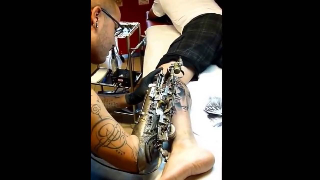  (Video) Artista crea la primer prótesis de brazo diseñada para tatuar