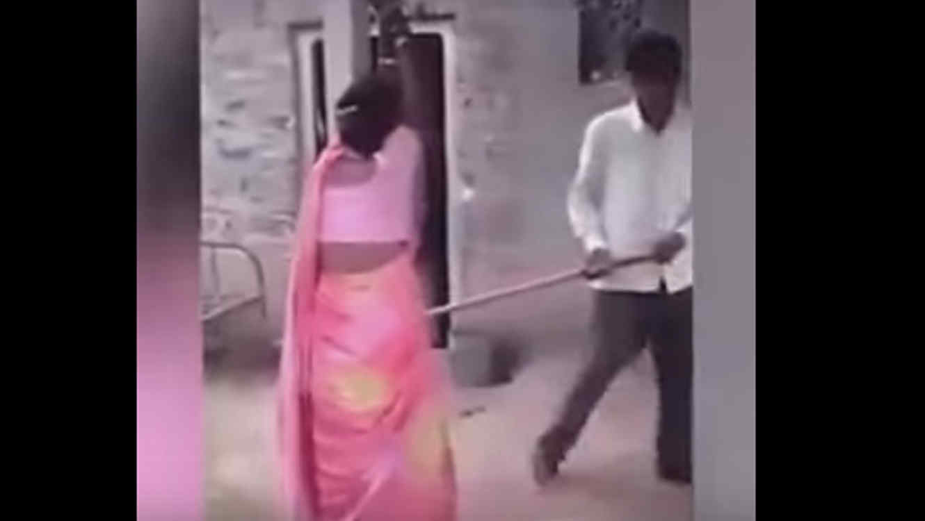  (Video) Así castigan en la India a los infieles