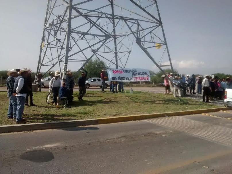  Entre protestas de ejidatarios se colocó primera piedra de BMW