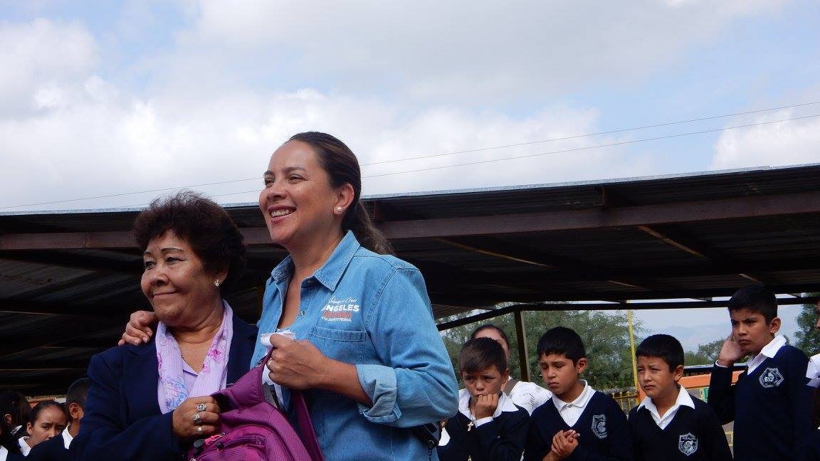  Diputada del PAN también entrega mochilas