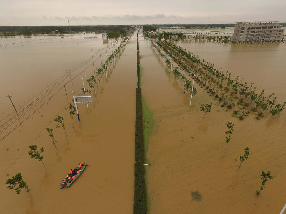  China sufre por inundaciones; van casi 130 muertos