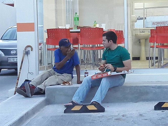  Joven se vuelve viral tras compartir su comida con hombre de la calle