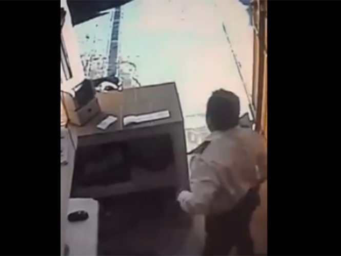  (Video) Captan a guardia de seguridad robando celular