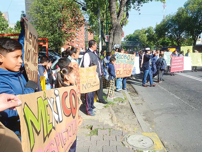  Suspenden el cese de maestros: no procedió en Michoacán y Oaxaca