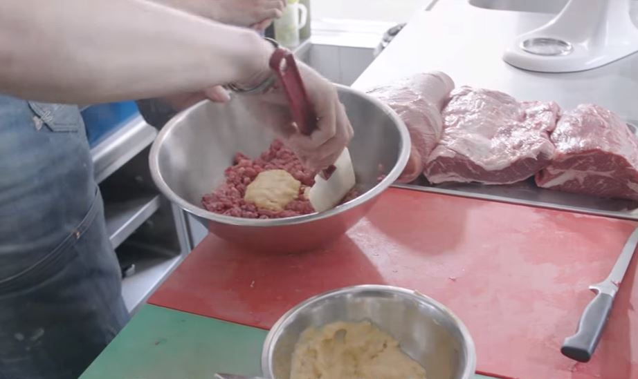  (Video) Chef transforma hamburguesa de comida rápida en platillo de lujo