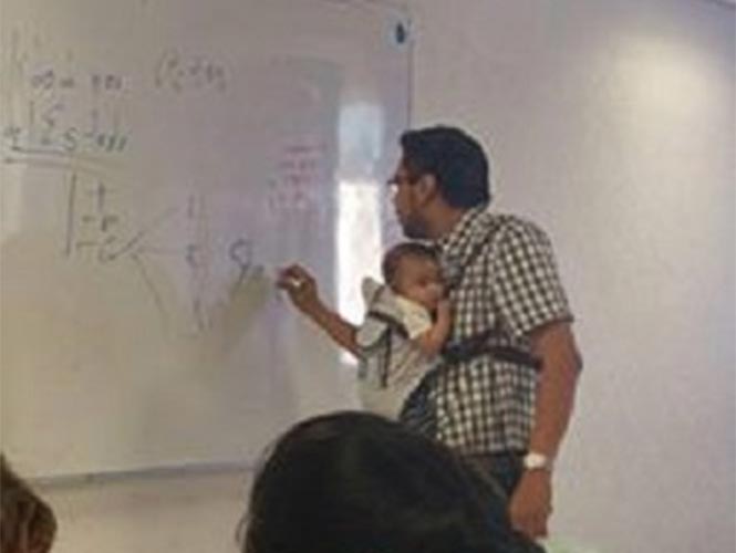  Foto de maestro cargando a bebé de alumna se vuelve viral