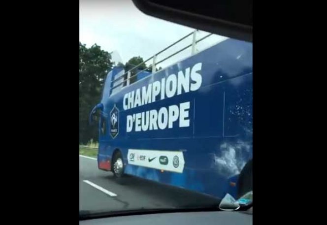  (Video) Francia tenía autobús listo para celebrar