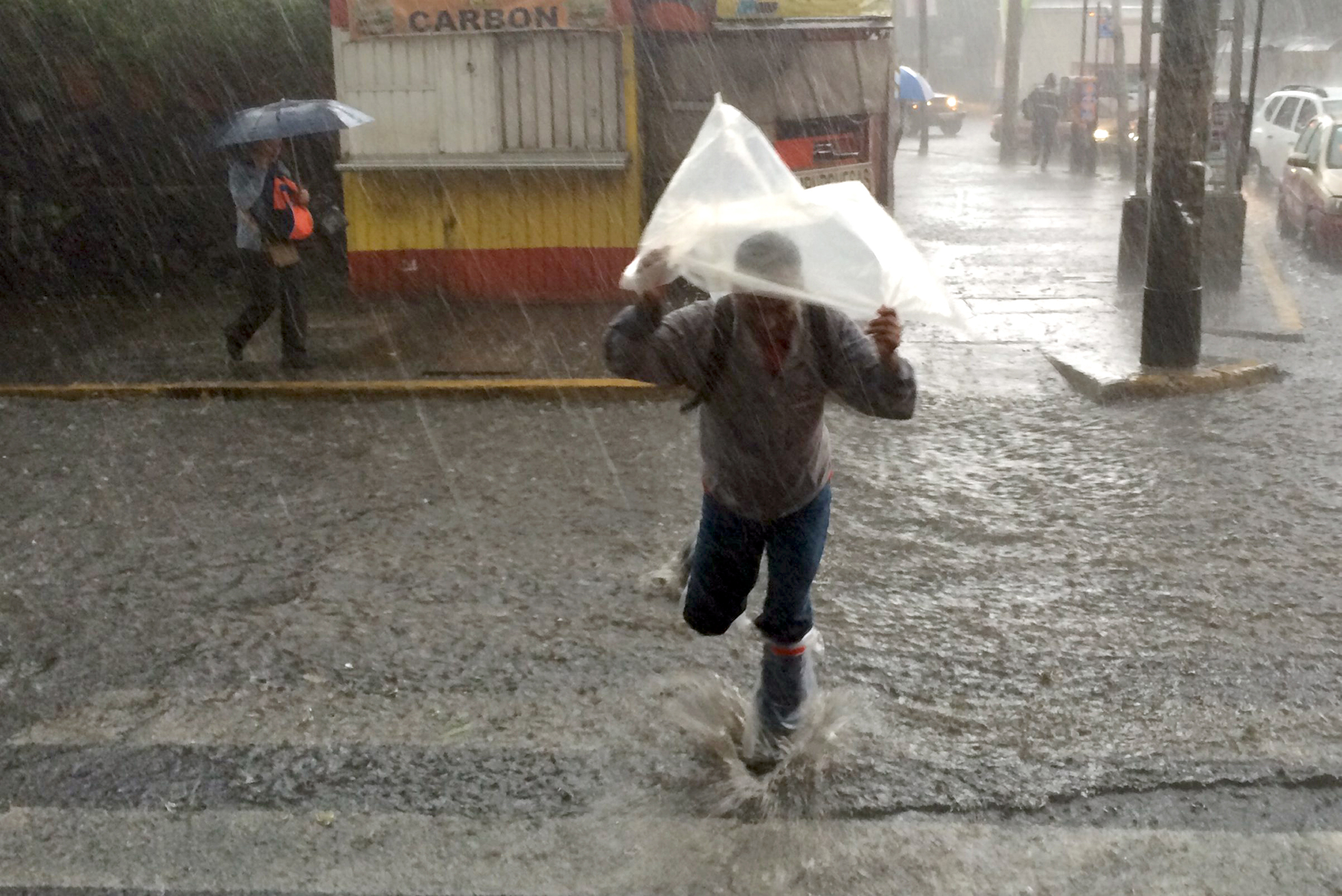  ¡No guardes el paraguas! Seguirán lluvias en gran parte del país