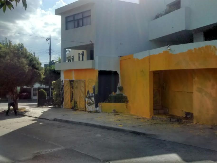  ¡Guerra de pinturas! Vandalizan casa de diputado Calzada pintándola de amarillo; alcaldía se deslinda de los hechos