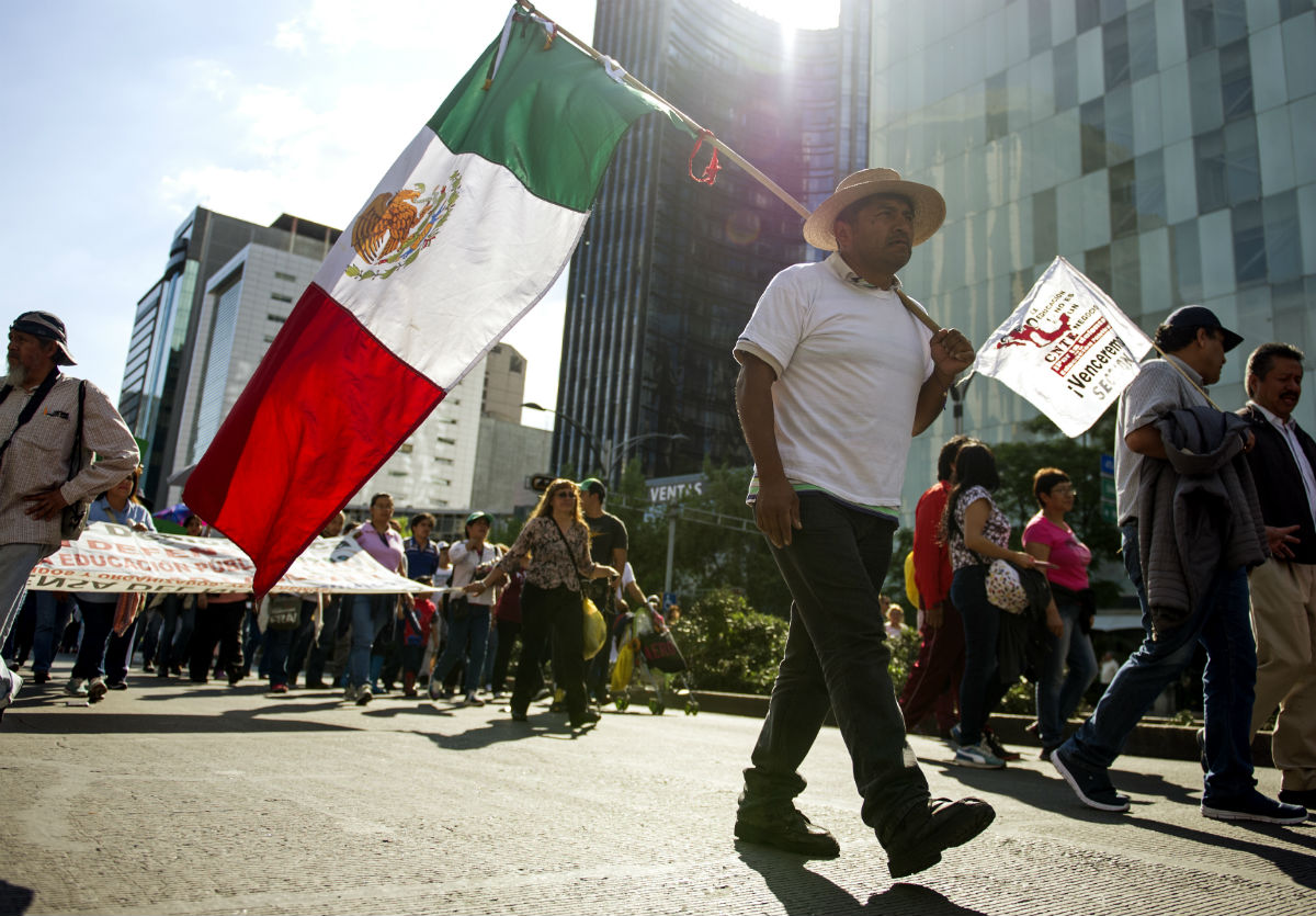  CNTE hunde a Oaxaca y a la Ciudad de México