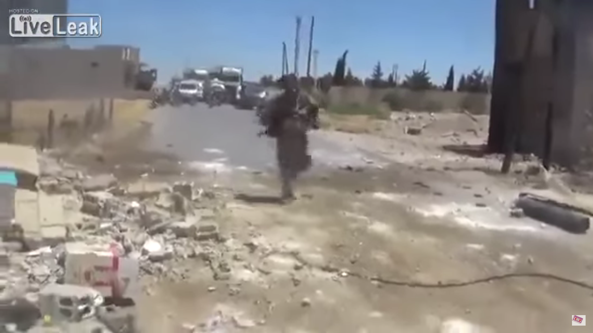  (Video) Rebeldes sirios rescatan a niño que se encontraba en medio de la zona de combate