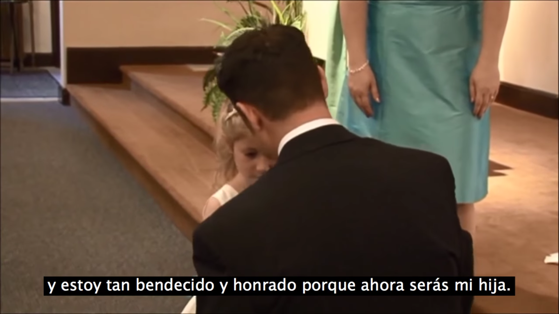  (Video) Antes de dar el ‘sí’, novio baja del altar para hacer tierno compromiso con su hijastra