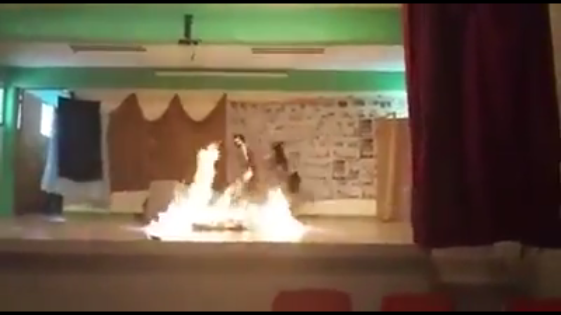  Estudiantes en Puebla sufren quemaduras en obra de teatro; padres acusan a profesor de negligencia
