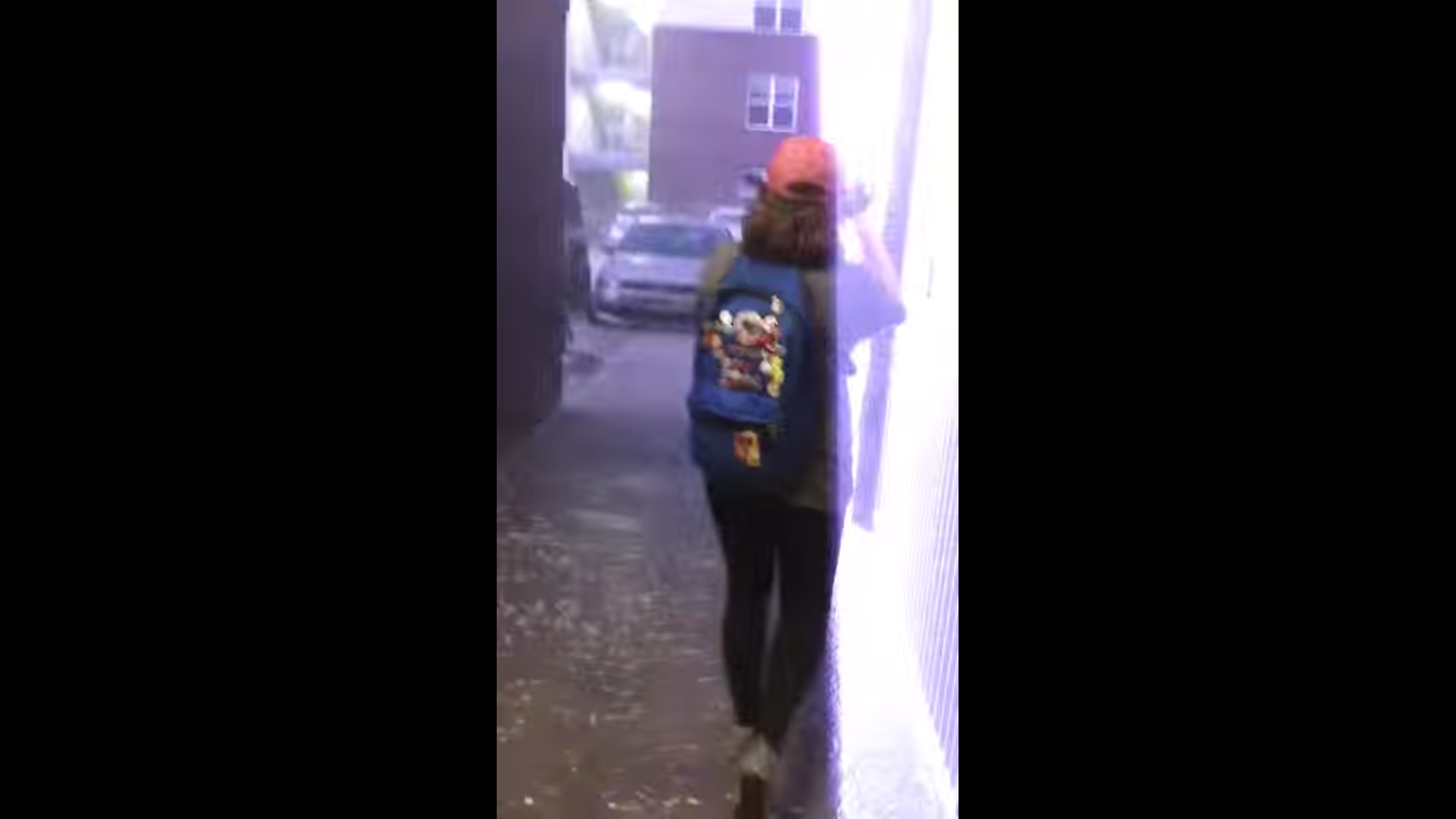  (Video) Hombre que sale cubriéndose de la lluvia con sartén y le cae rayo se vuelve viral