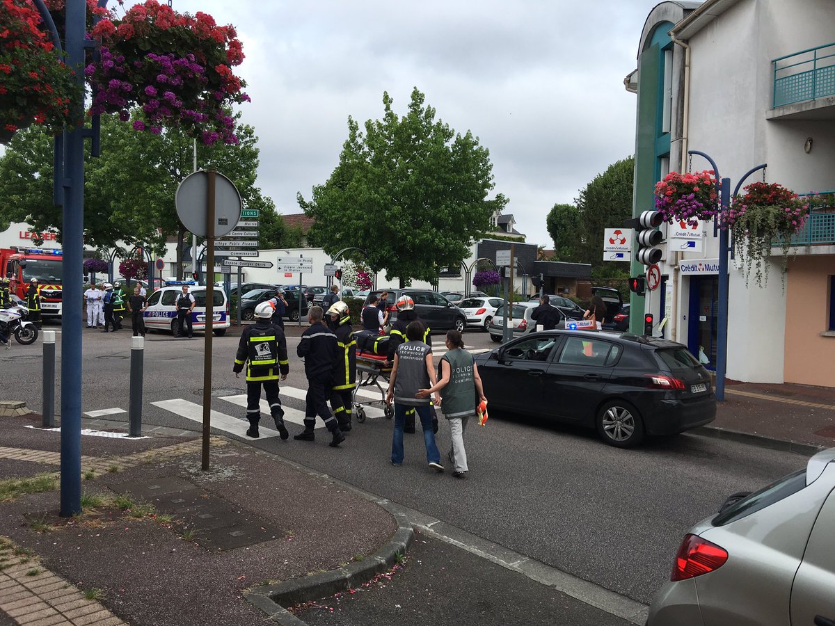  Toma de rehenes en iglesia al norte de París deja un sacerdote muerto