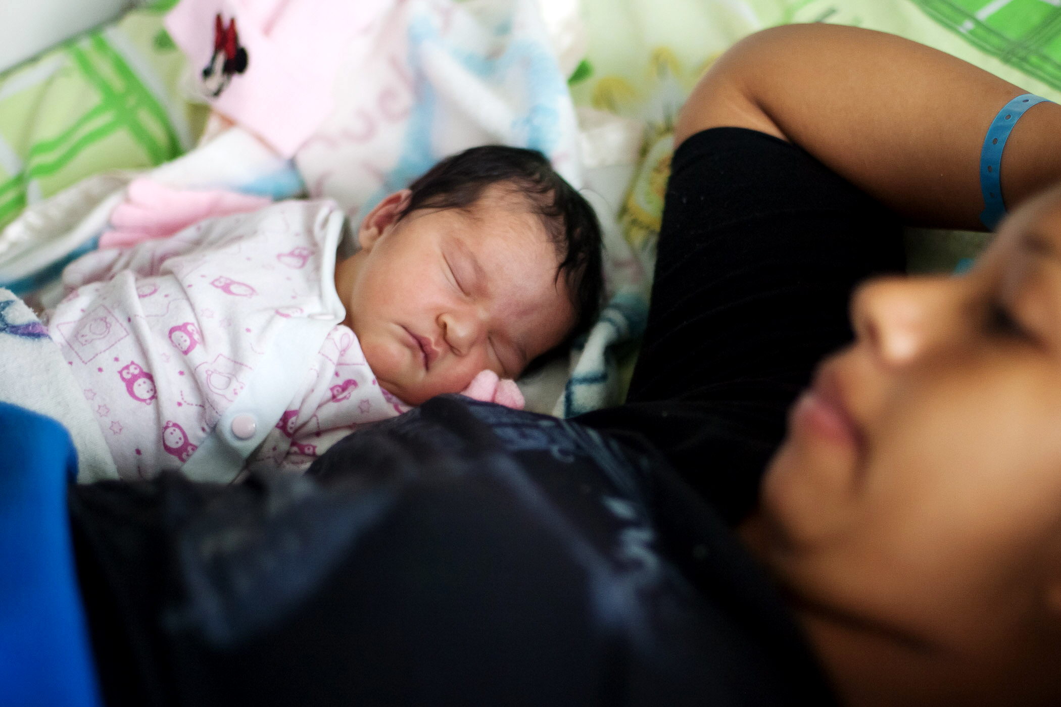  Alerta Narro sobre aumento de “madres-niñas” en el país