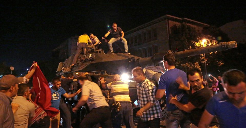  Turquía: Al menos 194 muertos en un intento de golpe de estado